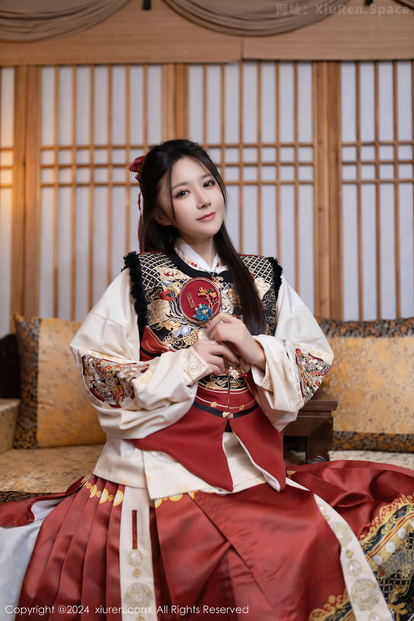 图片[3]-[XiuRen秀人网]VOL.8095 模特鱼子酱Fish贺新春主题红色服饰露红布兜秀曼妙身姿诱惑写真80P-秀人网官方网站